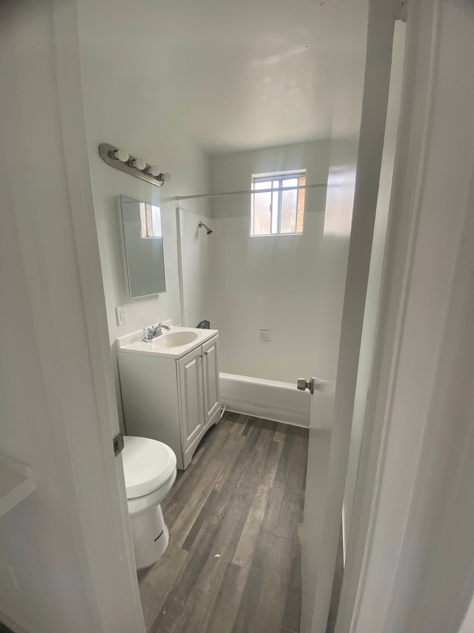 Bathroom - 512 Bay St