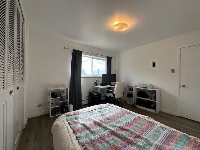 Building Photo - One Bedroom Apartment Near CU Available Now!