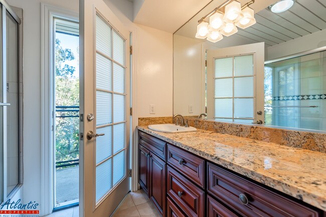 Building Photo - Stunning & Spacious Home | Panoramic Views