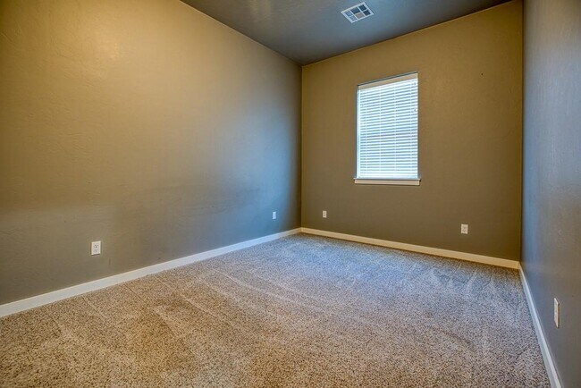 Building Photo - 807 Venice Ct