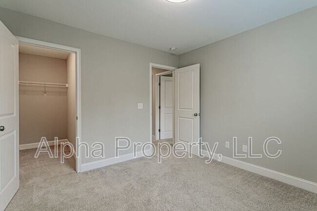 Building Photo - 830 Chartwell Dr