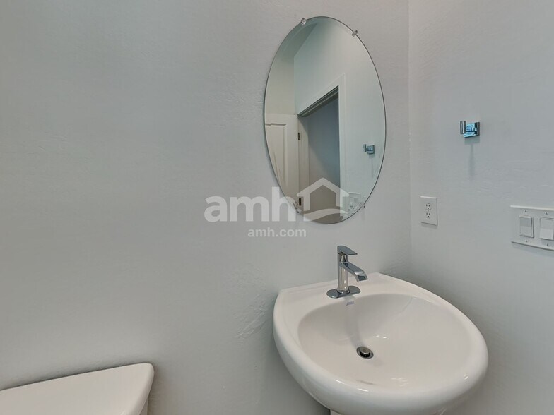 Building Photo - 12504 W Adair Dr