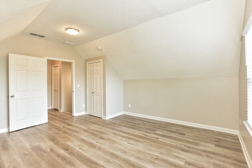 Building Photo - 295 Sanders Dr