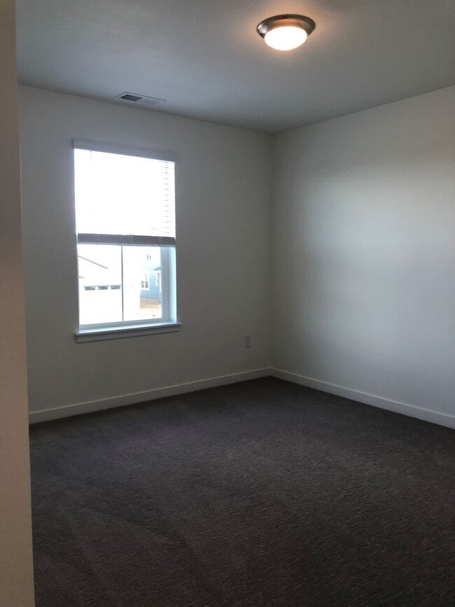 Building Photo - Beautiful Home in Frederick with Solar Panels!