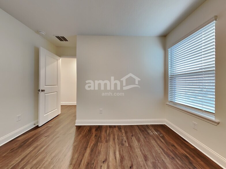 Building Photo - 497 Onate Cir