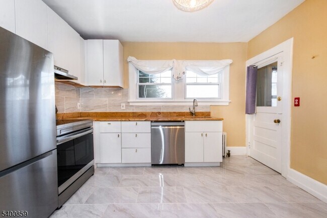 Building Photo - 422 Valley Rd