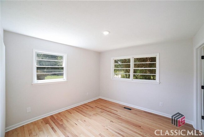 Building Photo - Beautifully Renovated 3-Bedroom Ranch Near...