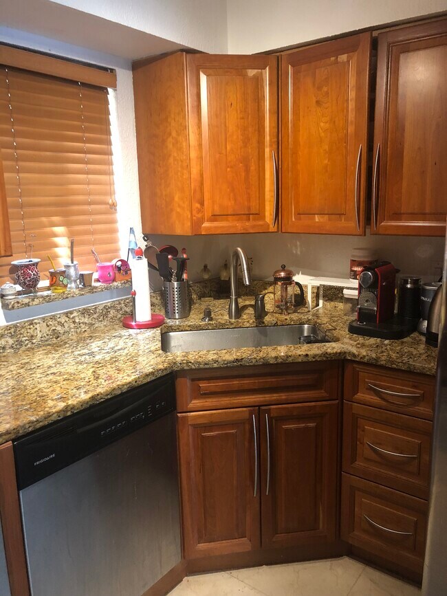 Building Photo - 9971 W Bay Harbor Dr