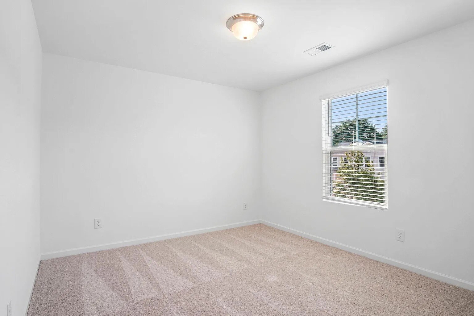 Building Photo - Room in House on Starmoss Ln