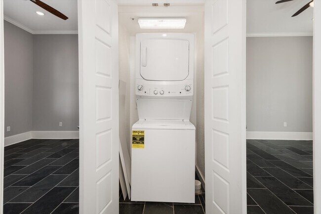 Building Photo - 2401 Market St