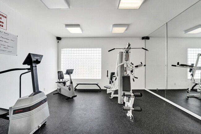 Building Photo - 1450 SE 3rd Ave