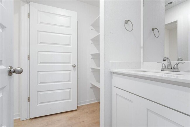 Building Photo - 1051 EMERALD St