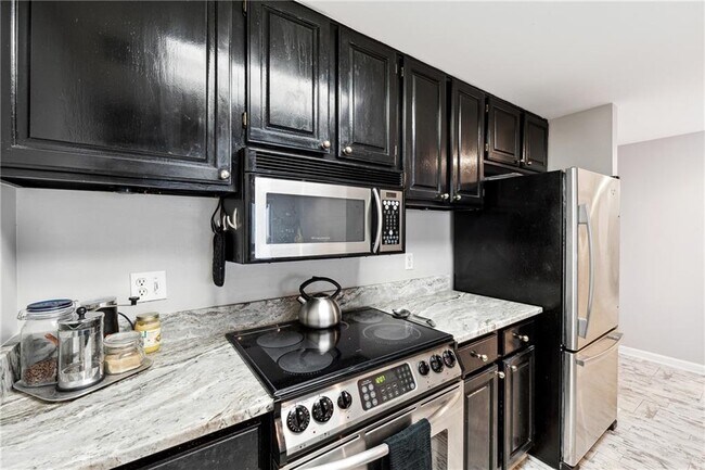 Building Photo - 3481 Lakeside Dr NE
