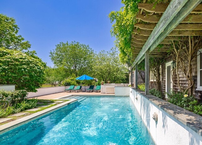 Building Photo - 27 Horseshoe Dr N