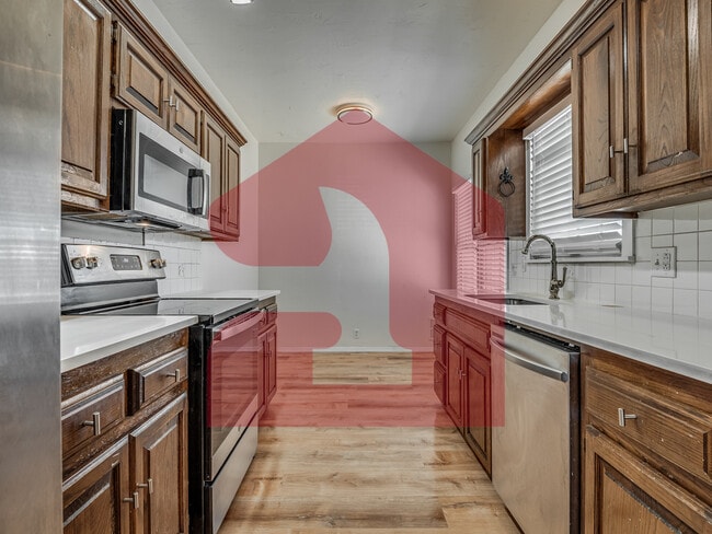 Building Photo - 2708 Silvertree Dr