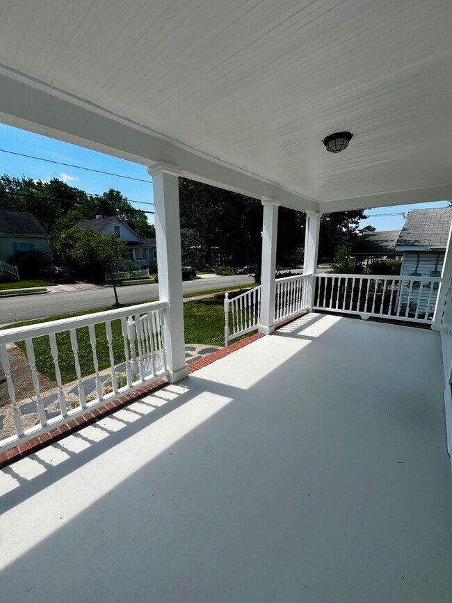 Building Photo - Beautiful Four Bedroom House, Right Off Grove and Patterson!! Lawn Care Included!!