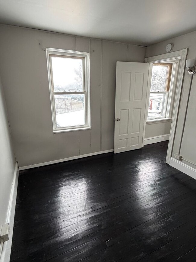 Building Photo - 5 Bedroom Pet Friendly House in Lancaster!