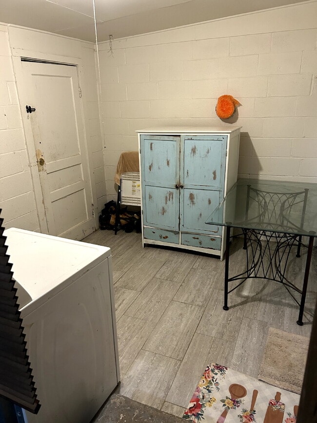 Building Photo - Brick home 3/1 available 3/1