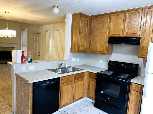 Building Photo - 34511 Park Green Dr