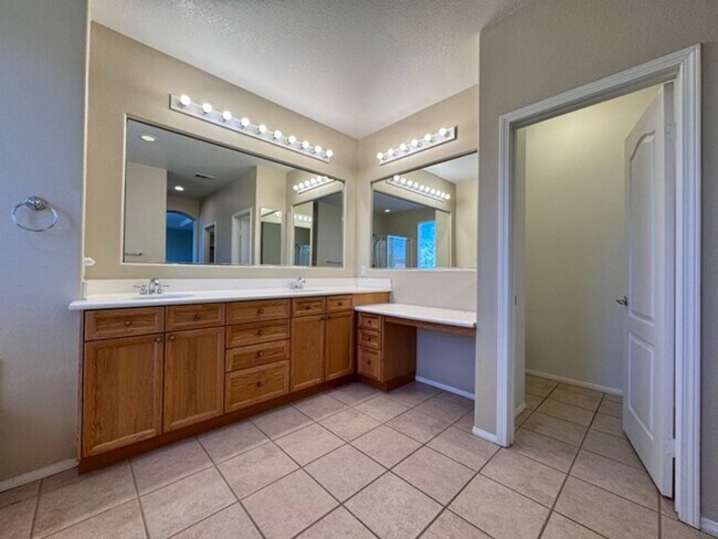 Building Photo - Murrieta Home with 6 Bedrooms plus a Bonus...