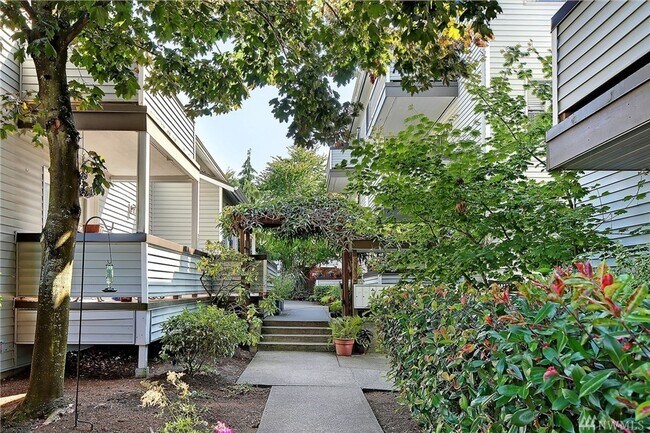 Building Photo - AVAILABLE AUGUST 1ST >> Beautiful Fully Re...