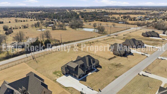 Building Photo - Owasso Executive Home for Rent (6beds/3.5baths)