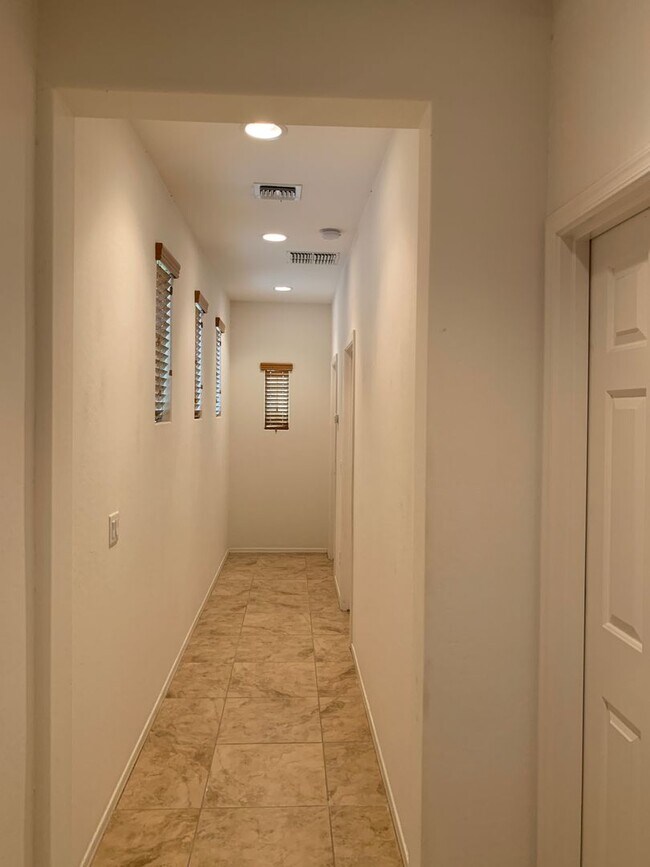 Building Photo - AVAILABLE NOW IN OLD STONE RANCH!!!!