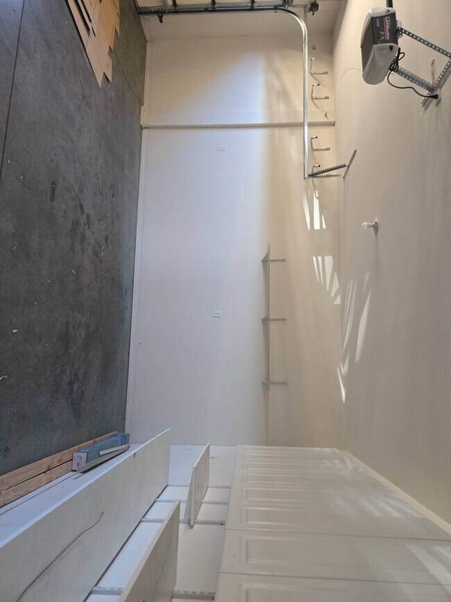 Building Photo - 729 Skyview Ct