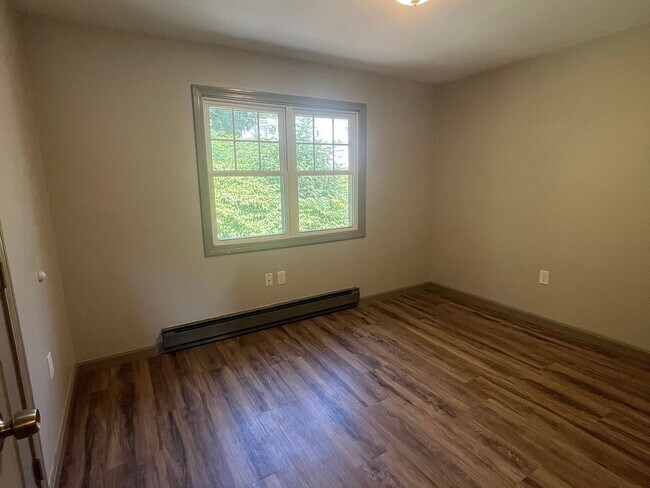 Building Photo - 72 Oak St