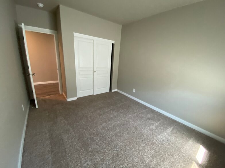 Building Photo - 1640 SW Panorama Dr