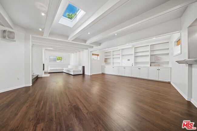 Building Photo - 8050 Mulholland Dr