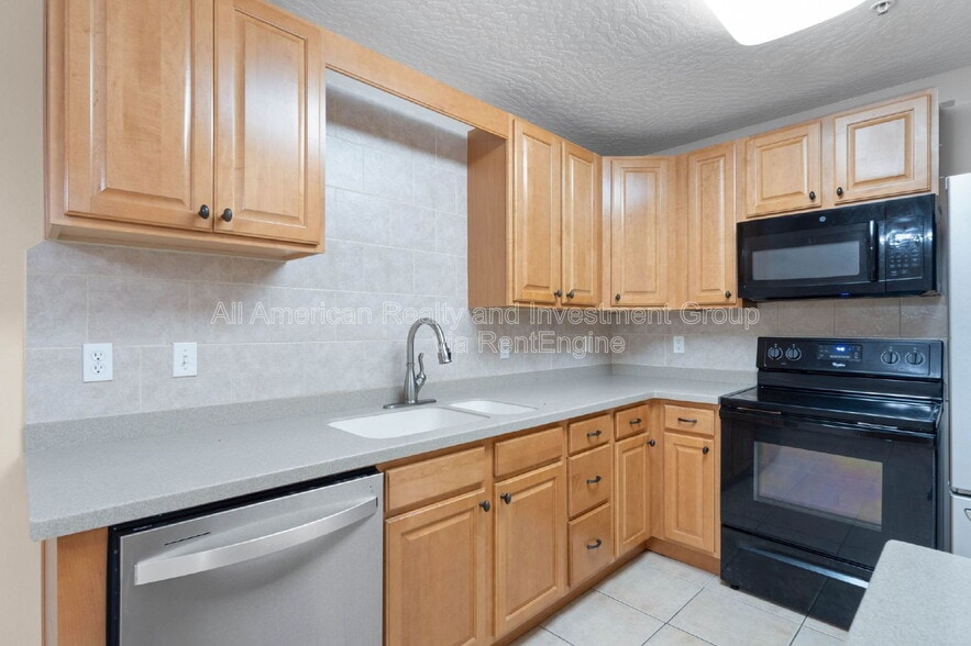 Building Photo - 12 Roserita Pl