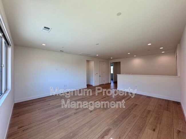 Building Photo - 25061 River Peak Dr