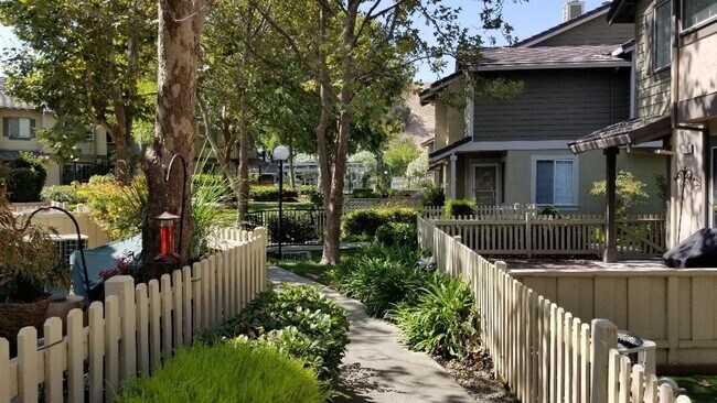 Building Photo - Townhouse 2 bedrooms, 2 1/2 baths, 2 car g...