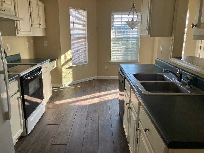 Building Photo - 701 Glenarthur Dr