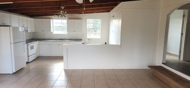 Building Photo - 205 Peninsula Rd