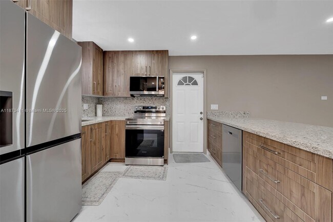 Building Photo - 7762 Plantation Blvd