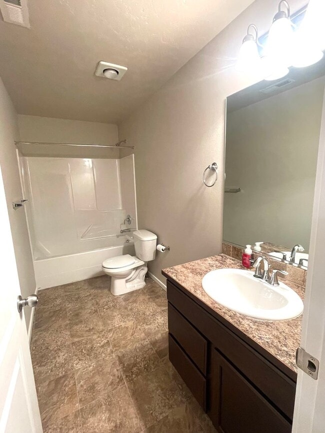 Building Photo - Charming Very Spacious 2-Story Home for Rent in Pasco, WA – Ideal Location Off Road 68!