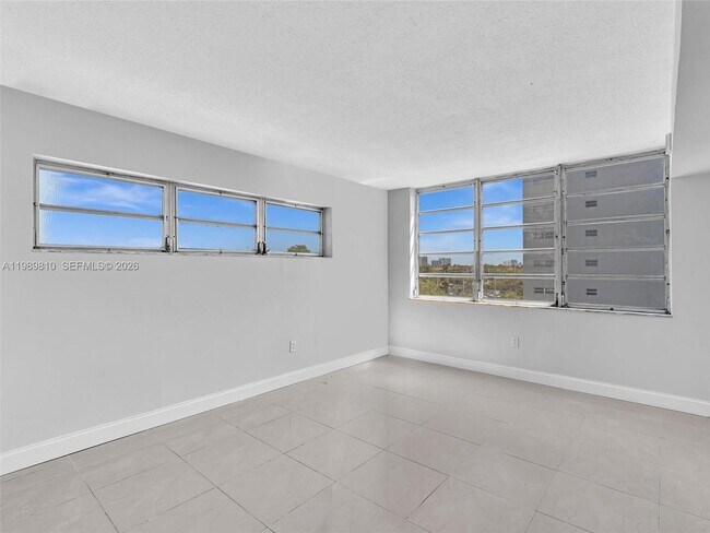 Building Photo - 1770 NE 191st St