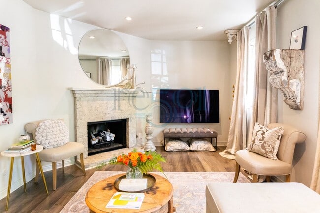 Building Photo - Elegant, updated Pleasant Valley townhome in the heart of WLR