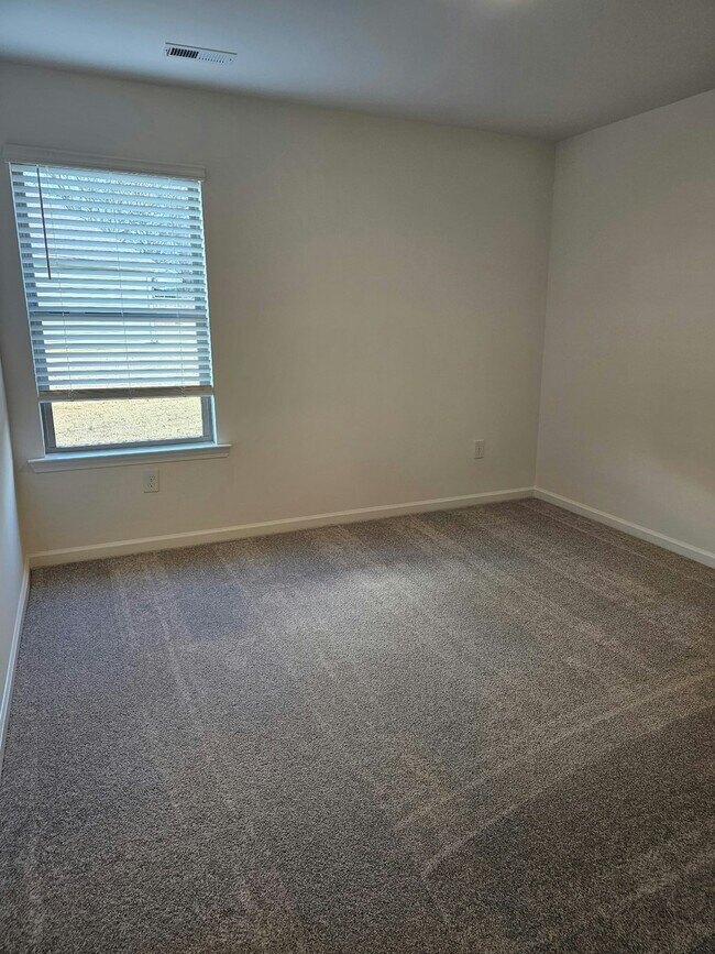 Building Photo - 112 Labrador Ln