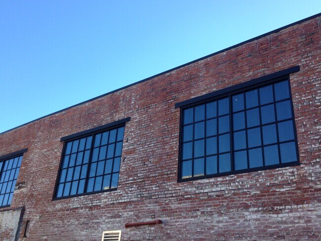 Building Photo - 125 Inman St E