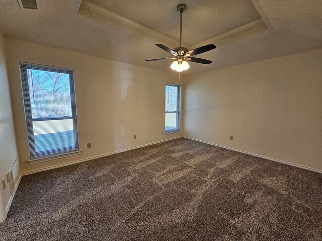 Building Photo - Charming home located in the well-maintain...