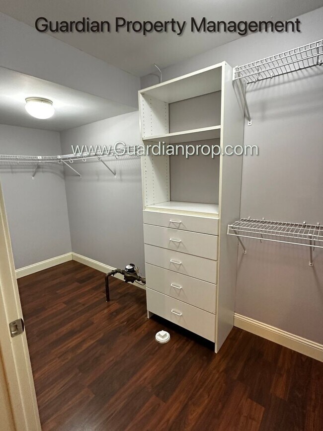 Building Photo - Spacious Uptown Side By Side, Dishwasher, Garage, In Unit Laundry, Private Rooftop Deck