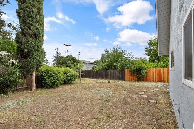 Building Photo - 4 Bedroom 2 Bathroom - Freshly Remodeled Available for Immediate Move-In