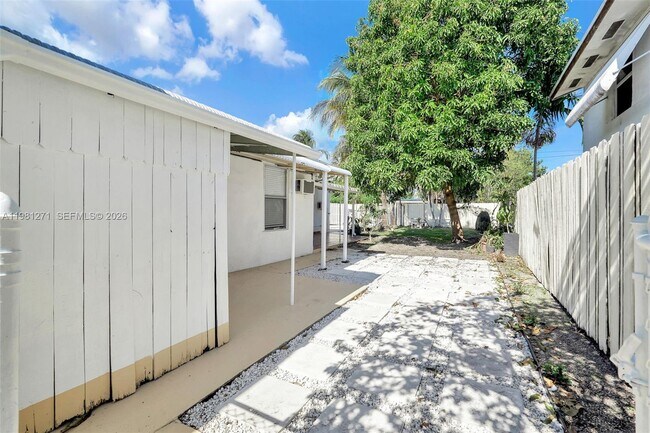 Building Photo - 2419 Coolidge St