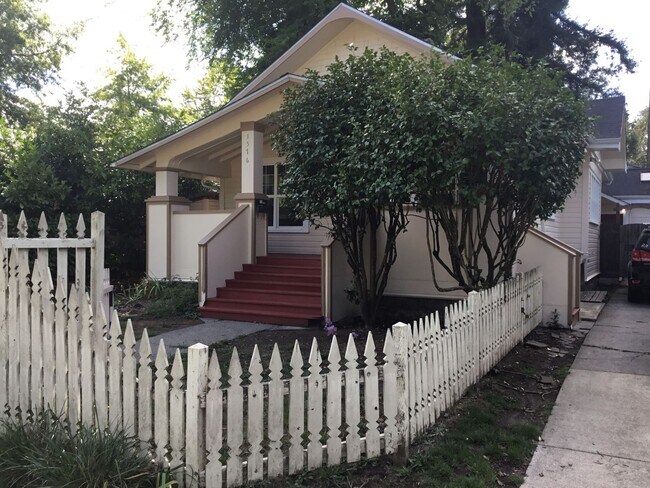 Primary Photo - Great 2 Bedroom Bungalow Near Downtown and...