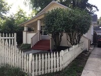 Building Photo - Great 2 Bedroom Bungalow Near Downtown and...