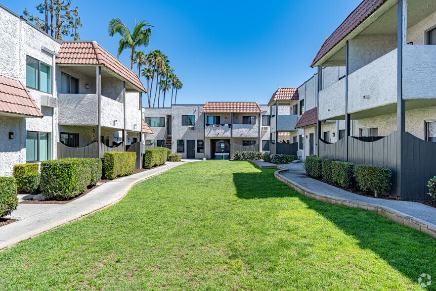 Courtyard - Encasa Norwalk