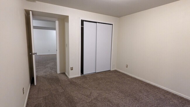 Building Photo - 5444 Hicks Dr